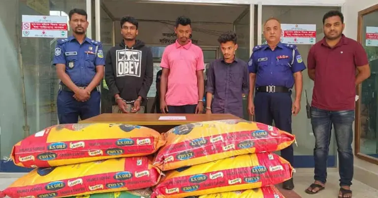 পুলিশি হেফাজতে আটক আসামি এবং জব্দকৃত ইয়াবা ও জিরা